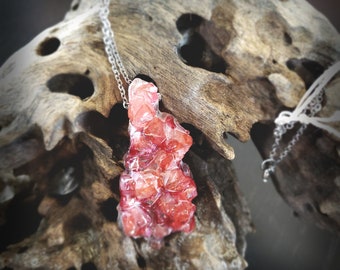 pendentif d’accumulation d’orgone en cristal rouge rubis avec de la pyrite et du quartz clair sur chaîne d’acier hypoallergénique