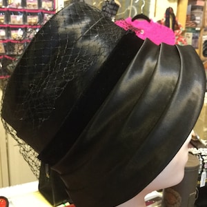 Cappello di raso nero