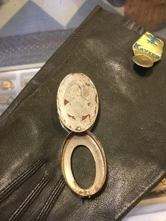 Vintage Dubarry Richard Hudnut rouge locket