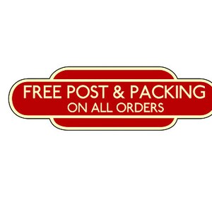 Puede incluir: Un letrero rojo y amarillo con el texto "FREE POST & PACKING ON ALL ORDERS"