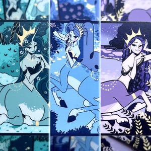 Könnte beinhalten: Eine Sammlung von drei blau-violetten Kunstdrucken mit Illustrationen von zentaurartigen Figuren mit Kronen und fließendem Haar. Die Kunstwerke haben ein Fantasy-Thema mit Details wie Blättern und dekorativen Elementen.