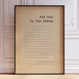 De man in de arena-posterafdruk | Toespraak burgerschap in een republiek Citaat Theodore Roosevelt | Minimalistische antieke papieren muurkunst | GEDRUKT