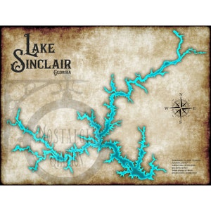 Può includere: Una mappa in stile vintage del lago Sinclair in Georgia. Il lago è delineato in blu turchese e la mappa presenta una rosa dei venti e del testo che include le coordinate del lago, l'altitudine, l'area di superficie, la profondità massima, la lunghezza della costa e la fonte di afflusso.