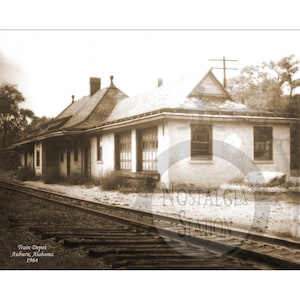 Auburn, AL Alabama Train Depot 1964 Ristampa di una foto d'epoca storica, decorazione da parete, SPEDIZIONE GRATUITA!