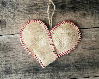 Coeur de baseball, coeur de softball, ornement de baseball, ornement de softball, ornement de joueur de baseball, ornement de joueur de softball, idée cadeau recyclé