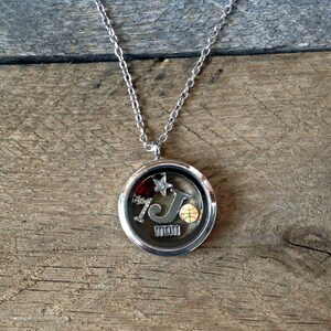 Colar com medalhão flutuante personalizado para mãe de basquete com escolha de letra de monograma/mãe esportiva