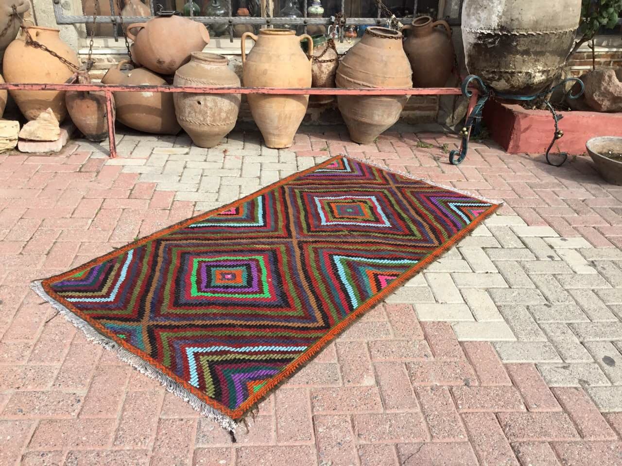 ユニークなデザインの素敵な刺繍入りキリムラグ、71インチ x 38インチ