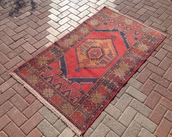 Alfombra turca roja, alfombra de área de 66" x 39", alfombra vintage, alfombras tradicionales de Anatolia, alfombra anudada a mano, alfombra turca, alfombra pequeña, alfombra oriental, 061x