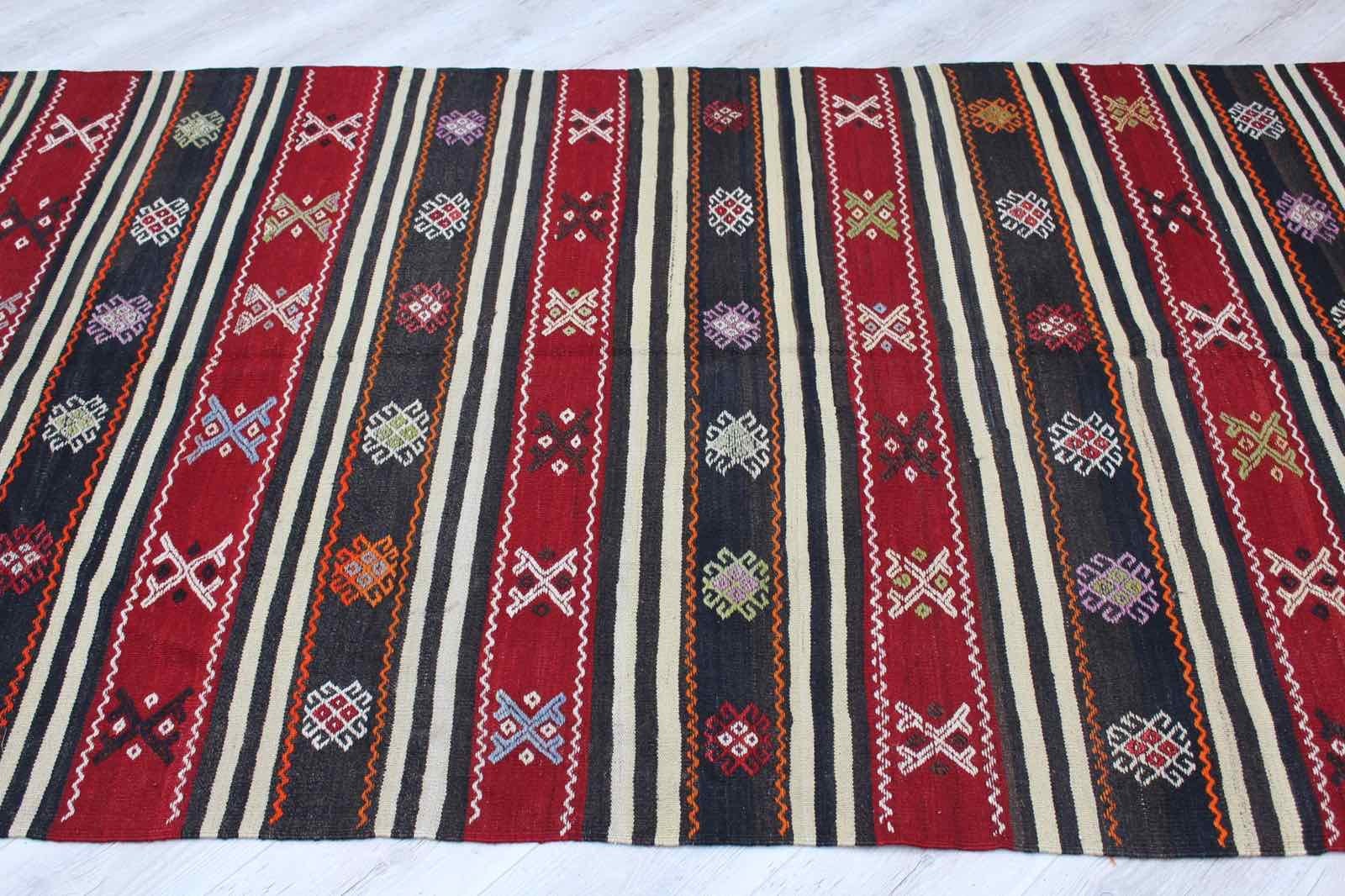 トライバルキリム、106インチ x 57インチ ヴィンテージトルコキリム