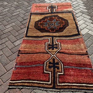 Tapete de área, 84&quot; x 39&quot;, tapete de área, tapete vintage, tapete tradicional da Anatólia, tapete feito à mão, tapete turco, tapete azul marinho e vermelho, turco, VERMELHO, 214 x