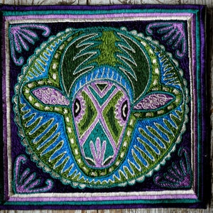 Peyote Deer Patch, Handmade Embroidery, Huichol Art, Hikuri Deer Embroidery, Hirsch Peyote Aufnäher, Huichol Kunst, HANDMADE WITH LOVE 15cm
