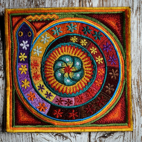 Peyote Snake Patch, Huichol Rainbow Snake Embroidery, Peyote Huichol Art, Schlange Peyote Aufnäher, Huichol Kunst, HANDMADE WITH LOVE, 15 cm