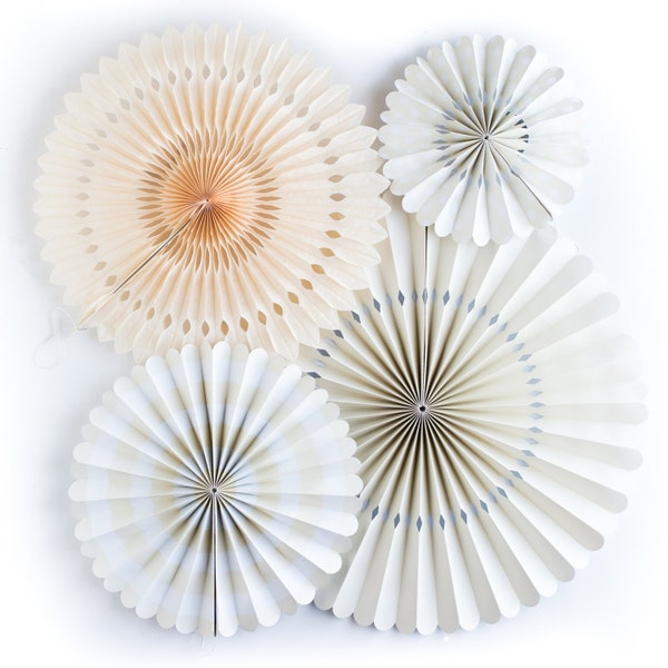 Fans de molinete de papel marfil. Juego de 4.  Rosetas de Marfil. Molinetes de fiesta crema.  De decoración del partido blanco. Postre de ventilador de rueda marfil telón de fondo.