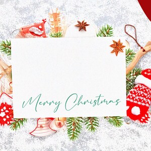 Puede incluir: Una tarjeta blanca con el texto "Merry Christmas" escrito en cursiva verde. La tarjeta est&aacute; rodeada de una variedad de decoraciones navide&ntilde;as, incluyendo ramas de pino, adornos rojos y blancos y una estrella de madera.