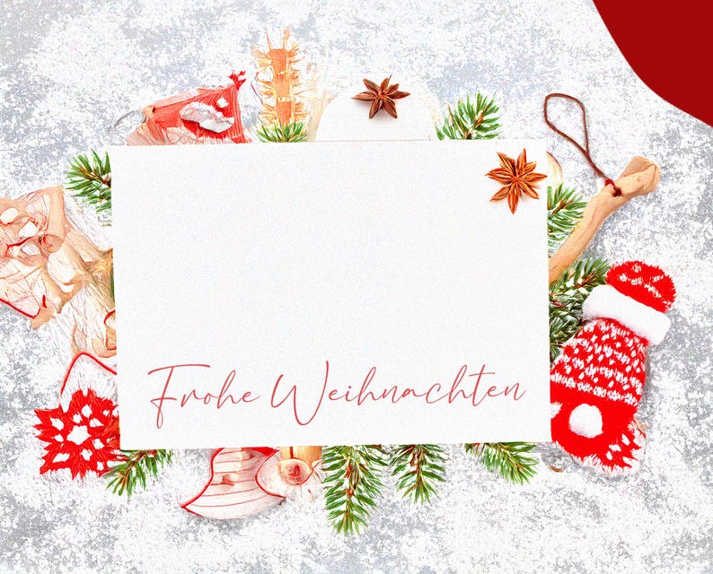 Puede incluir: Una tarjeta blanca con el texto "Frohe Weihnachten" escrito en cursiva roja. La tarjeta est&aacute; rodeada de ramas de pino, adornos rojos y blancos y una estrella de madera.