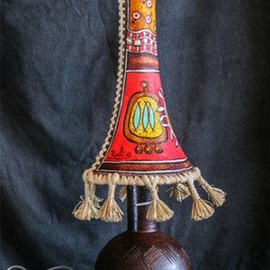 Lampada rossa, Decorazione per la casa Rustica, Lampada Boho astratta, Decorazione tribale africana, Decorazione per biblioteche, Luce di carta, Decorazione del soggiorno, Lampada decorata da scrivania