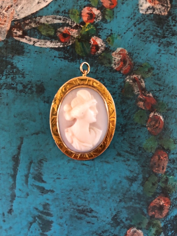 Antique 10K Gold Carved Cameo Brooch Pendant