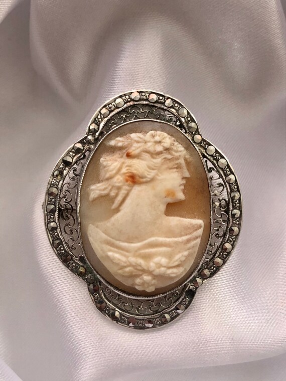 Broche Vintage Argentée Profil De Dame Avec Coquille Et Marcassite - Style Art Déco