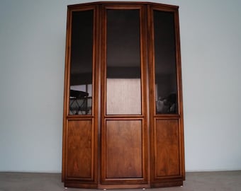 Gorgeous Mid-Century Modern China Cabinet Hutch in Walnut by Stanley Furniture