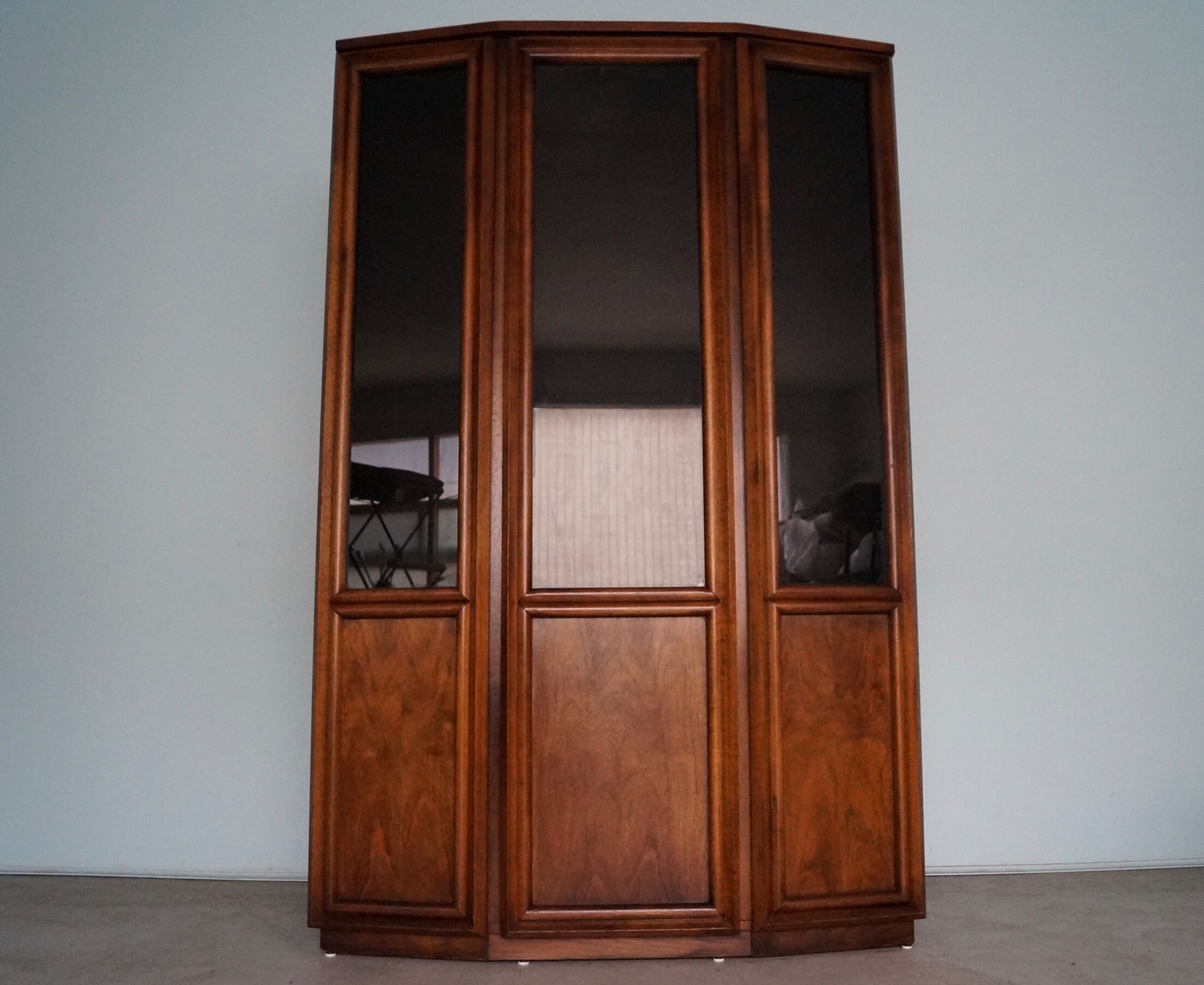 Distinctive furniture by stanley china hutch deals