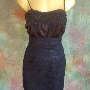 Stunning 1980s high waisted black mini skirt in floral lace with scalloped lace hem