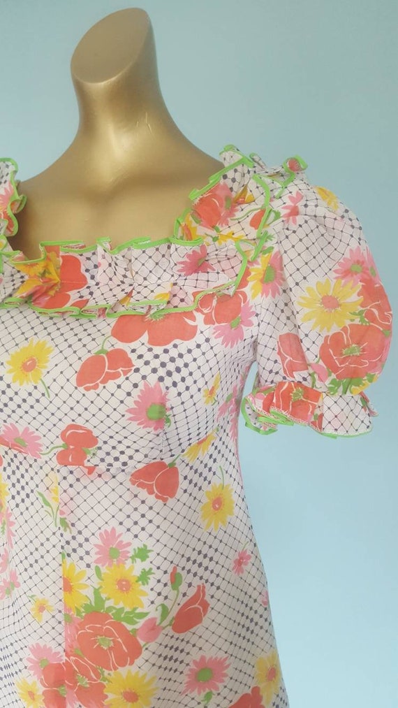 Gorgeous ruffle collar floral pretty 70s maxi dres