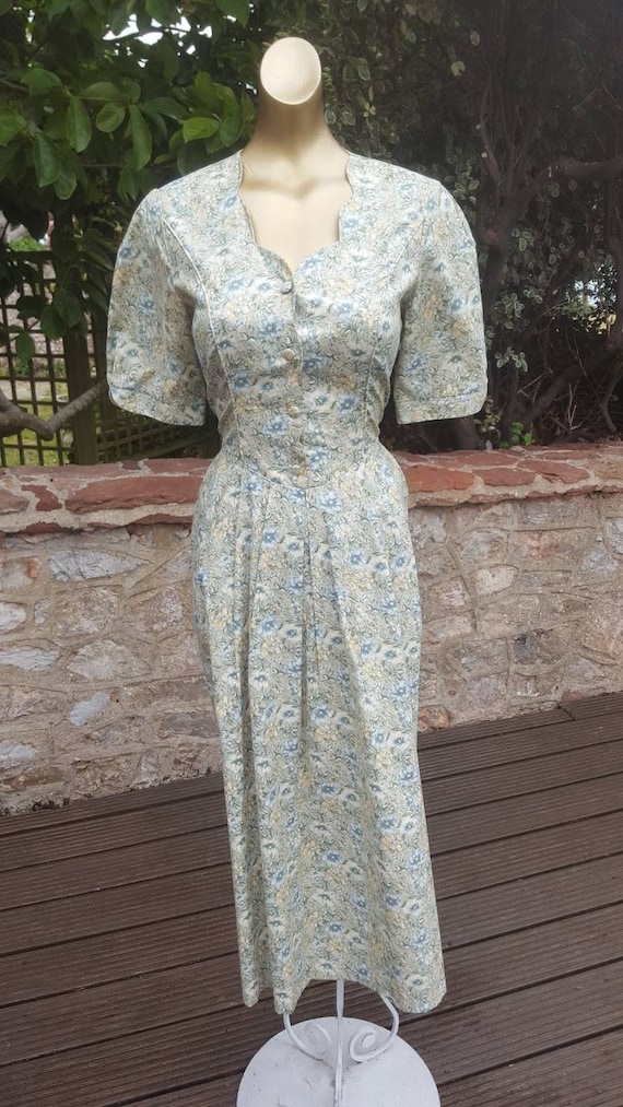 Lovely 1980s classic cotton Laura Ashley floral mi