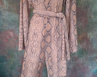 Mono de discoteca brillante con estampado de piel de serpiente y lúrex - Estilo retro de los años 70. Mono con estampado animal.