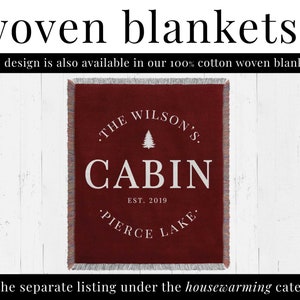 Pu&ograve; includere: Una coperta in tessuto rosso con un logo bianco che dice "The Wilson's Cabin Est. 2019 Pierce Lake".
