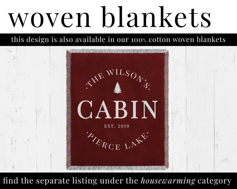 Pu&ograve; includere: Una coperta in tessuto rosso con un logo bianco che dice "The Wilson's Cabin Est. 2019 Pierce Lake".