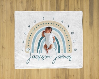 Manta personalizada para hitos de bebé niño: Rastreador de meses personalizado con arcoíris azul y nombre