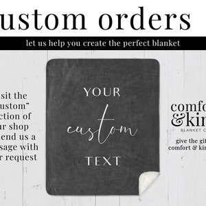 Peut inclure: Une image en noir et blanc d'une couverture personnalis&eacute;e avec le texte "YOUR custom TEXT" sur un fond noir. La couverture est fabriqu&eacute;e par Comfort & Kind Blanket Co. et est con&ccedil;ue pour &ecirc;tre personnalis&eacute;e avec un message personnalis&eacute;.
