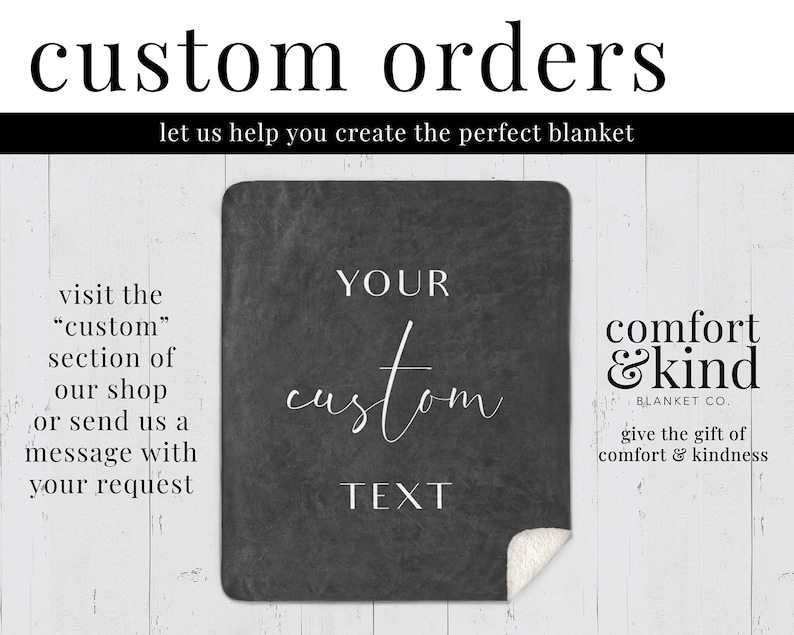 Peut inclure: Une image en noir et blanc d'une couverture personnalis&eacute;e avec le texte "YOUR custom TEXT" sur un fond noir. La couverture est fabriqu&eacute;e par Comfort & Kind Blanket Co. et est con&ccedil;ue pour &ecirc;tre personnalis&eacute;e avec un message personnalis&eacute;.