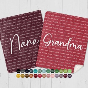 Peut inclure: Deux couvertures en polaire rouge avec du texte blanc. La couverture de gauche dit "Nana" et la couverture de droite dit "Grandma". Les deux couvertures sont recouvertes de noms, dont "Max", "Easton", "Aubrey", "Lily", "Jade", "Callie" et "Walker".