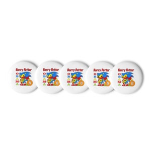 Könnte beinhalten: Fünf weiße runde Buttons mit einem Cartoon-Charakter-Design. Das Design zeigt einen blauen Igel mit roten Schuhen und einem Bitcoin-Symbol, zusammen mit den Worten "Harry Potter" und anderem Text.