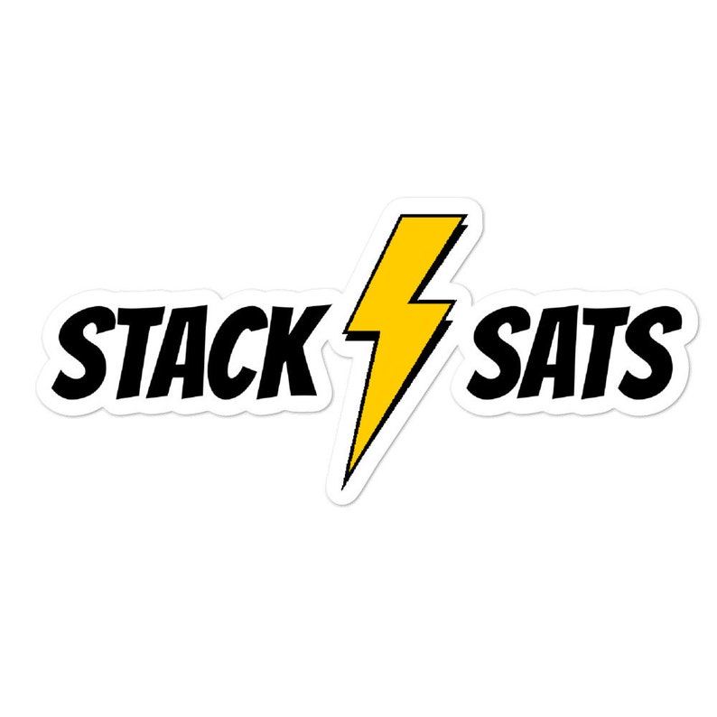 Pu&ograve; includere: Un adesivo bianco con la scritta "STACK SATS" in nero, separata da un fulmine giallo. L'adesivo ha un bordo bianco ed &egrave; su sfondo bianco.