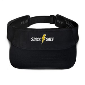 Puede incluir: Visera negra con el texto bordado "STACK SATS" y un rayo amarillo. La visera tiene una visera curvada y una correa ajustable. El texto y el rayo son de color blanco y amarillo.