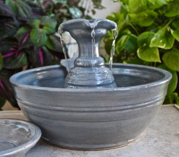 Outdoor water fountain for cats discount