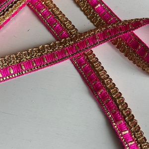 Adorno estrecho rosa y dorado, adorno de encaje gitano, adorno étnico indio, adorno de cinta de sari cortado a medida, adorno de decoración estrecho, 1,5 cm (media pulgada)