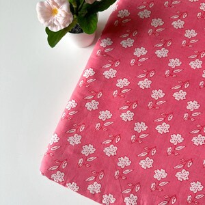 Tessuto stampato a blocchi, tessuto indiano, tagliato su misura, cotone indiano stampato a blocchi floreali color pesca chiaro e bianco, cotone per cucito e trapuntatura