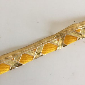 Adorno estrecho amarillo y dorado, adorno de encaje gitano, adorno étnico indio, adorno de cinta de sari cortado a medida, adorno de decoración estrecho, 1,5 cm (media pulgada)