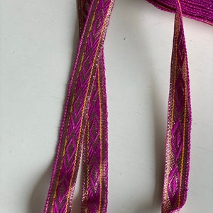 Jari estrecho morado y dorado, ribete de encaje gitano, ribete étnico indio, ribete de cinta de sari cortado a medida, ribete decorativo estrecho, 1,5 cm (media pulgada)