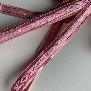 Rosa claro, borde estrecho dorado, borde de encaje gitano, borde étnico indio, borde de cinta de sari cortado a medida, borde de decoración estrecho, 1,5 cm (media pulgada)