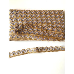 Grijze geborduurde gouden stenen netversiering, heldere stenen kralenversiering, platte achterkant, 2,5 cm breed, Indiaas kant, smalle decoratierand