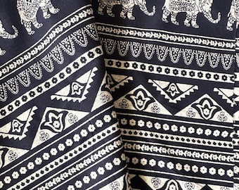 Tecido com estampa de elefante, estilo boho, corte de 1 jarda (96 cm). Estampa alternada de elefantes em azul-marinho escuro e branco. Algodão indiano. Elefante indiano. Estilo folclórico.
