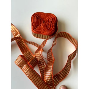 Passementerie dorée et orange boue, passementerie indienne festive, fil doré et lurex, embellissement de la bordure en sari, bordure en ruban, 1 cm par mètre,