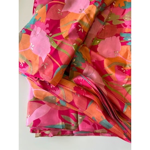 Viscosa Rayon stampata in rosa, arancione e stampa laminata oro, tessuto drappeggiante lussuoso, stampa Va Va Voom tagliata su misura, tessuto couture