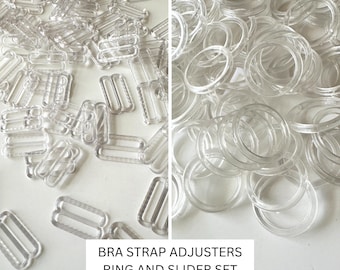 Könnte beinhalten: Eine große Menge an transparenten Kunststoff-BH-Gurtband-Verstellern, einschließlich Ringe und Schieber. Der Text "BRA STRAP ADJUSTERS RING AND SLIDER SET @FIBERSTOFABRIC" ist unter dem Bild gedruckt.