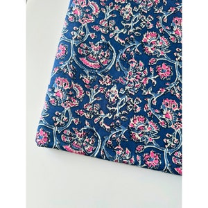 Stampa a blocchi a mano, tessuto di cotone indiano, tessuto di cambric stampato a mano, stampa di viticci floreali blu e rosa, tessuto per quilting da cucito