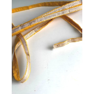 Adorno de encaje gitano estrecho amarillo y dorado, adorno étnico indio, adorno de cinta de sari cortado a medida, adorno de decoración estrecho, 0,5 cm (media pulgada)